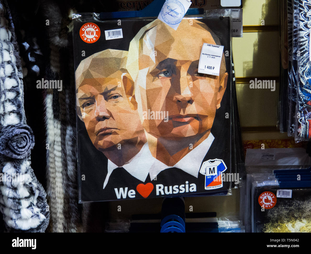 ST. PETERSBURG, Russland - 19. MAI 2017: Souvenir-T-Shirts mit Putin und Trump und der Text 'Russland' Liebe. Stockfoto