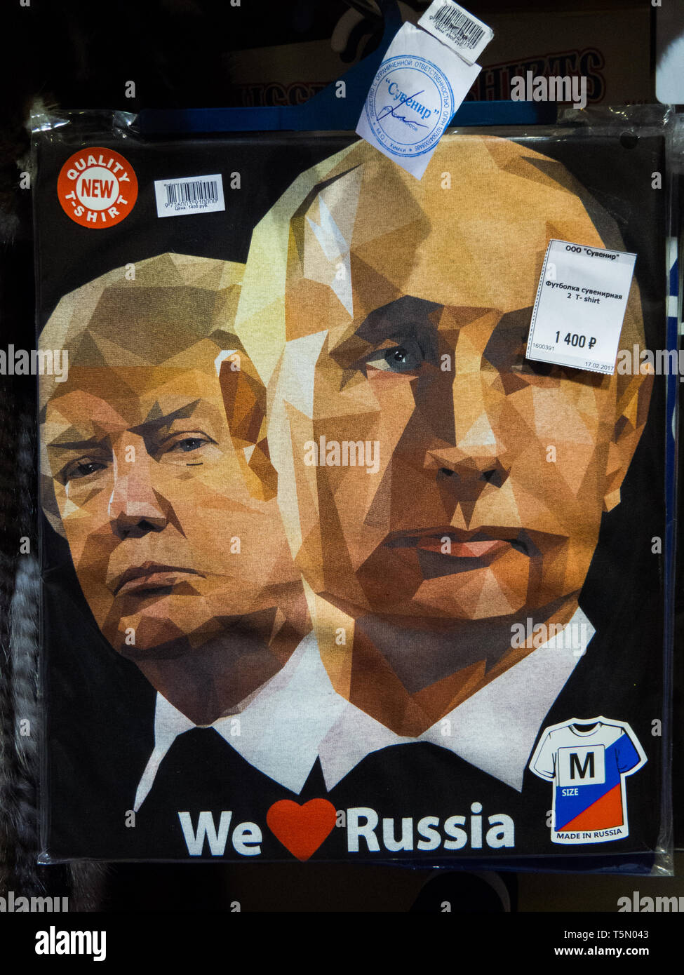 ST. PETERSBURG, Russland - 19. MAI 2017: Souvenir-T-Shirts mit Putin und Trump und der Text 'Russland' Liebe. Stockfoto
