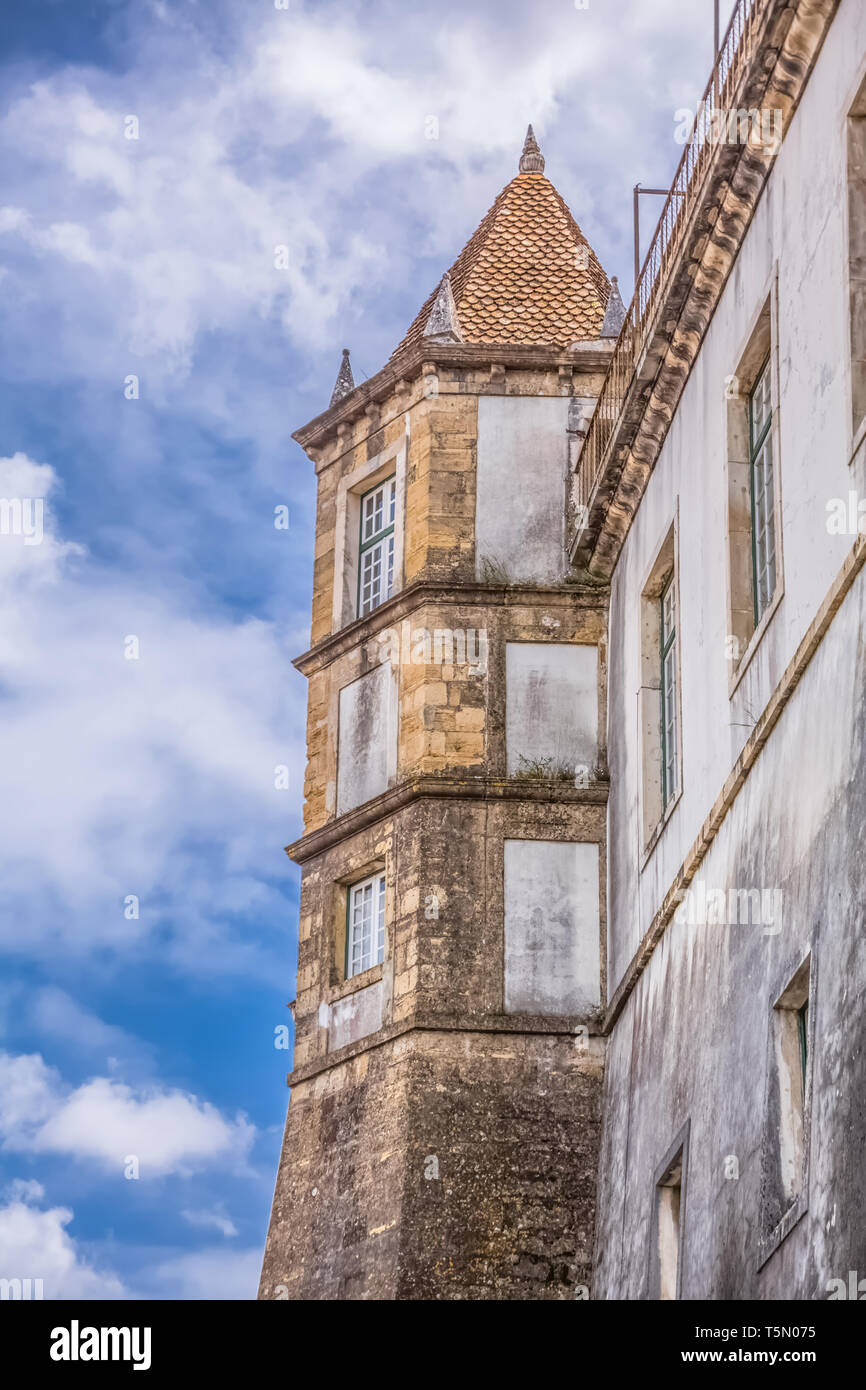 Coimbra/Portugal - 04 04 2019 - Rückansicht des Gebäudes des Königlichen Palastes 'Paço Real" mit Turm, der Universität von Coimbra, Portug Stockfoto