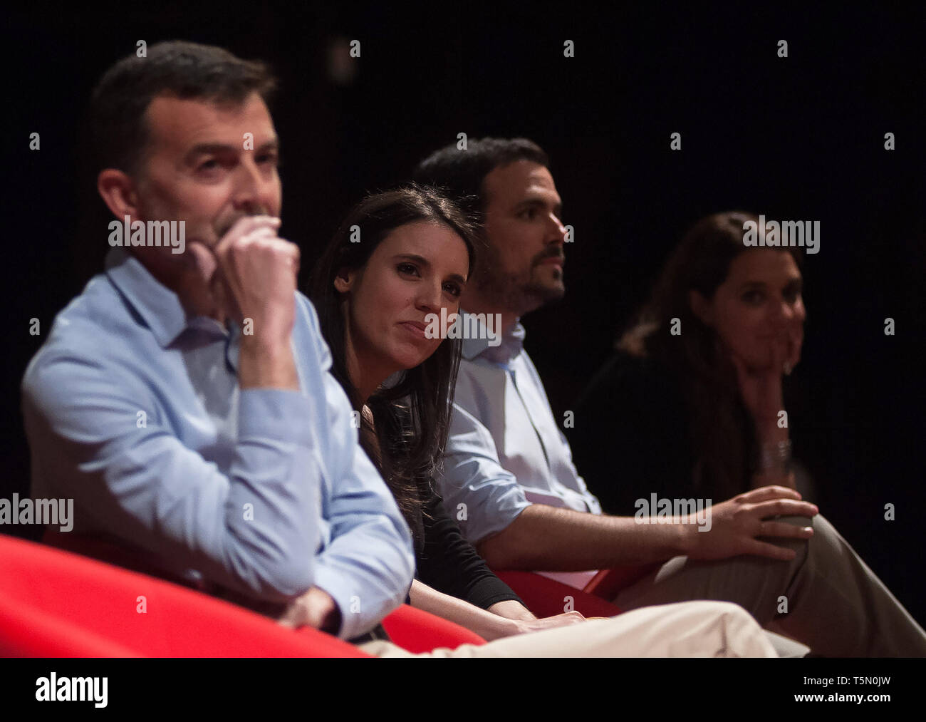 Sprecherin und Kandidat Nummer zwei für Madrid zu den Kongress durch Koalition' Unidas Podemos (Wir können) Irene Montero (C); die wichtigsten Kandidaten für Malaga zum Kongress durch Koalition' Unidas Podemos (Wir können) Alberto Garzón (C-R); und andere Mitglieder von "podemos (Wir können) und "Izquierda Unida (Vereinigte Linke) Parteien gesehen werden, die Teilnahme an der öffentlichen Veranstaltung eines Wahlkampfes vor der spanischen Parlamentswahlen am 28. April. Stockfoto