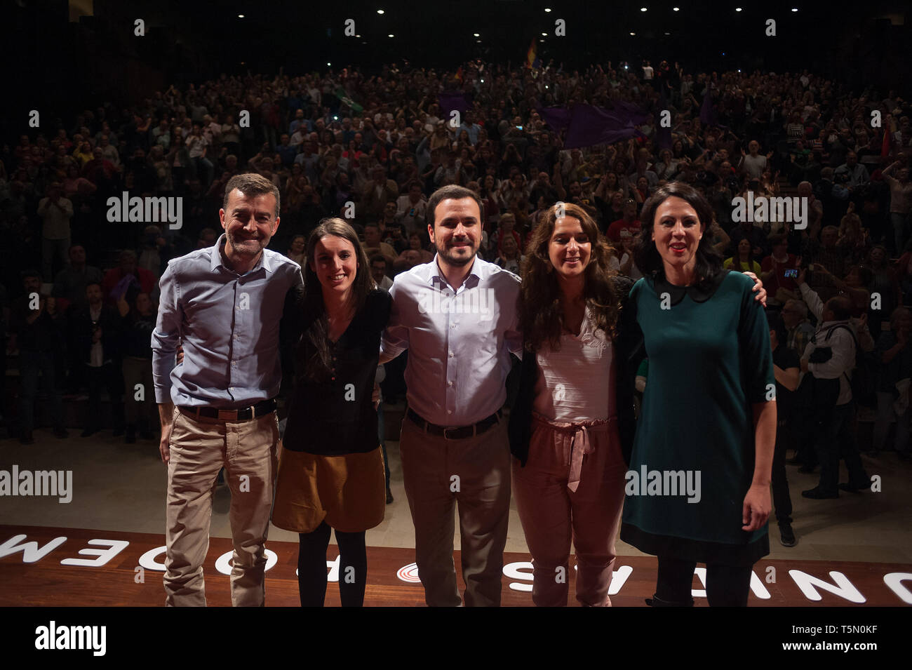 Sprecherin und Kandidat Nummer zwei für Madrid zu den Kongress durch Koalition' Unidas Podemos (Wir können) Irene Montero (L-2); die wichtigsten Kandidaten für Malaga zum Kongress durch Koalition' Unidas Podemos (Wir können) Alberto Garzón (C); und andere Mitglieder von "podemos (Wir können) und "Izquierda Unida (Vereinigte Linke) Parteien gesehen werden, für ein Bild während einer öffentlichen Veranstaltung eines Wahlkampfes vor der spanischen Parlamentswahlen am 28. April. Stockfoto