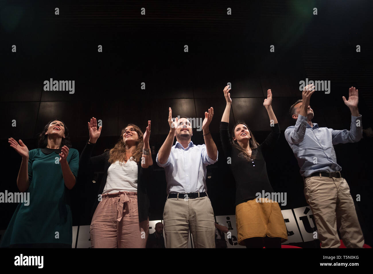 Sprecherin und Kandidat Nummer zwei für Madrid zu den Kongress durch Koalition' Unidas Podemos (Wir können) Irene Montero (R-2); die wichtigsten Kandidaten für Malaga zum Kongress durch Koalition' Unidas Podemos (Wir können) Alberto Garzón (C); und andere Mitglieder von "podemos (Wir können) und "Izquierda Unida (Vereinigte Linke) Parteien sind applaudieren, während einer öffentlichen Veranstaltung eines Wahlkampfes vor der spanischen Parlamentswahlen am 28. April. Stockfoto