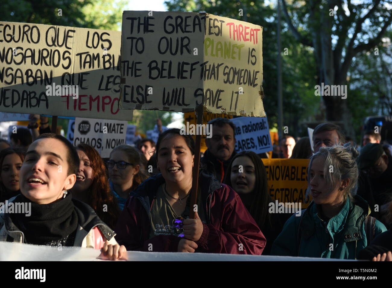 Studenten werden gesehen, riefen Parolen und Plakate während des Protestes. Tausende von Schülerinnen und Schüler, Jugendliche und Studenten haben marschiert in Madrid und in mehr als 50 Städten und Stadt um das Land, gegen den Klimawandel zu protestieren und die Regierung zum Handeln drängen. Die globale Bewegung wurde von den Teenage Aktivistin Greta Thunberg, die Schule schwänzen wurde jeden Freitag seit August außerhalb des schwedischen Parlaments zu protestieren. Stockfoto