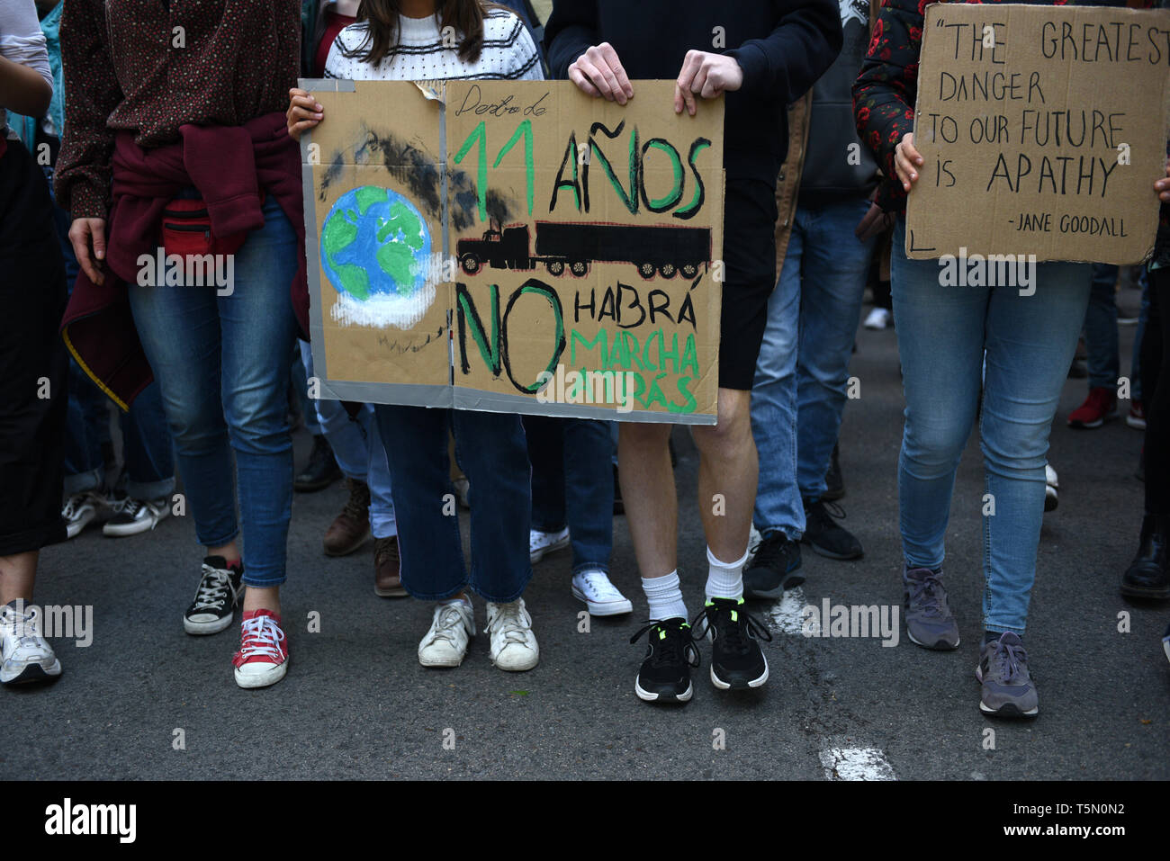 Studenten werden gesehen, Plakate während des Protestes. Tausende von Schülerinnen und Schüler, Jugendliche und Studenten haben marschiert in Madrid und in mehr als 50 Städten und Stadt um das Land, gegen den Klimawandel zu protestieren und die Regierung zum Handeln drängen. Die globale Bewegung wurde von den Teenage Aktivistin Greta Thunberg, die Schule schwänzen wurde jeden Freitag seit August außerhalb des schwedischen Parlaments zu protestieren. Stockfoto