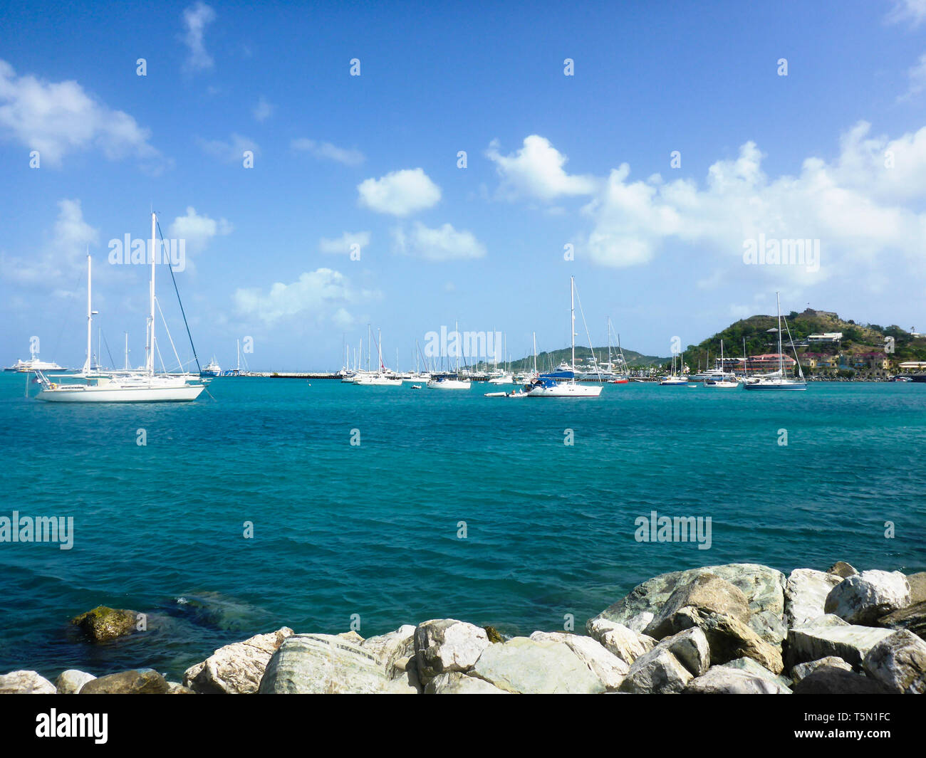 Marigot, Saint Martin, Frankreich 2015 - Marine, Stadtbild mit Booten und türkisfarbenem Wasser Stockfoto