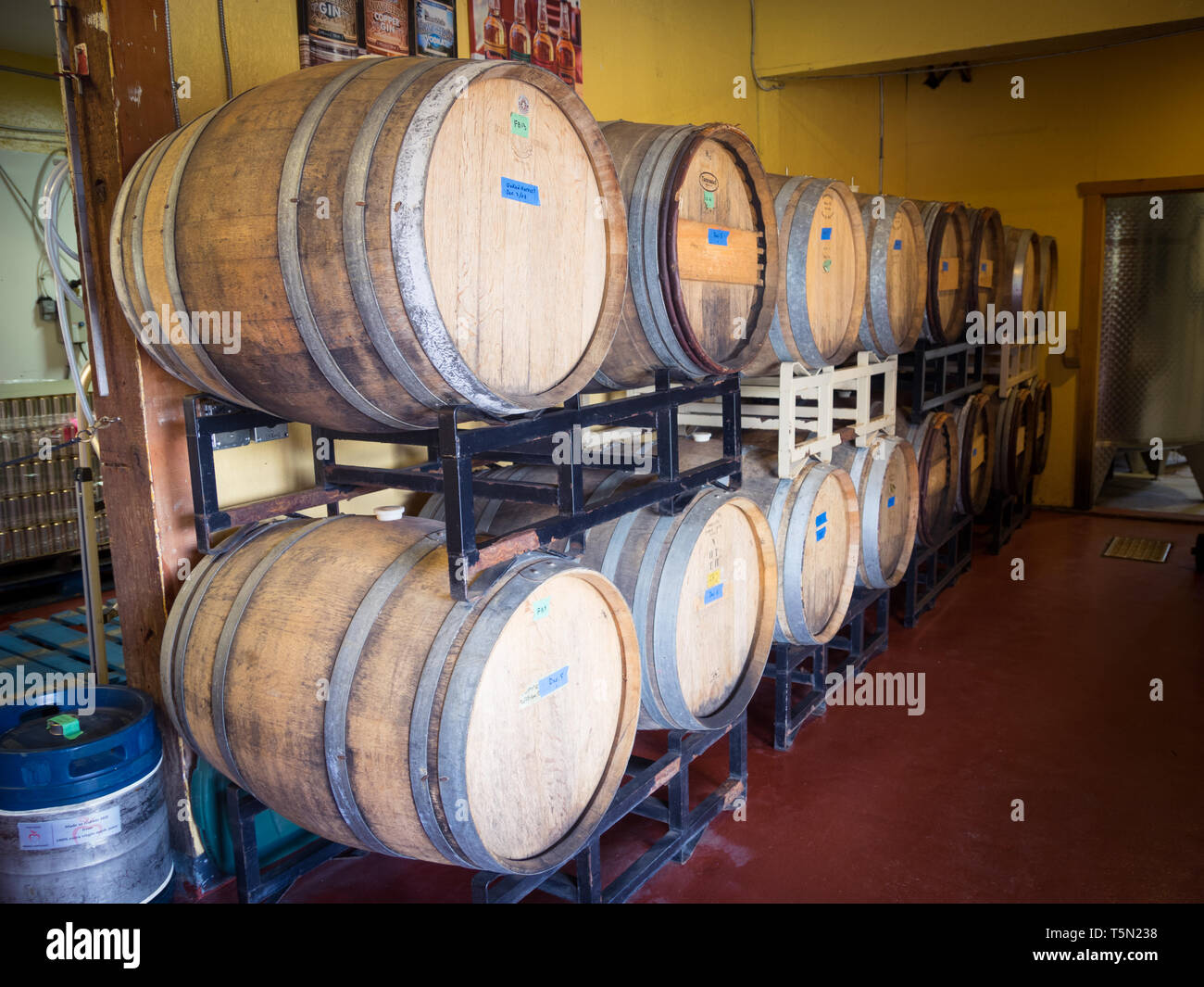 Spirituosen in Eichenfässern am Merridale Cidery und Brennerei in Cobble Hill, Cowichan Valley, British Columbia, Kanada. Stockfoto