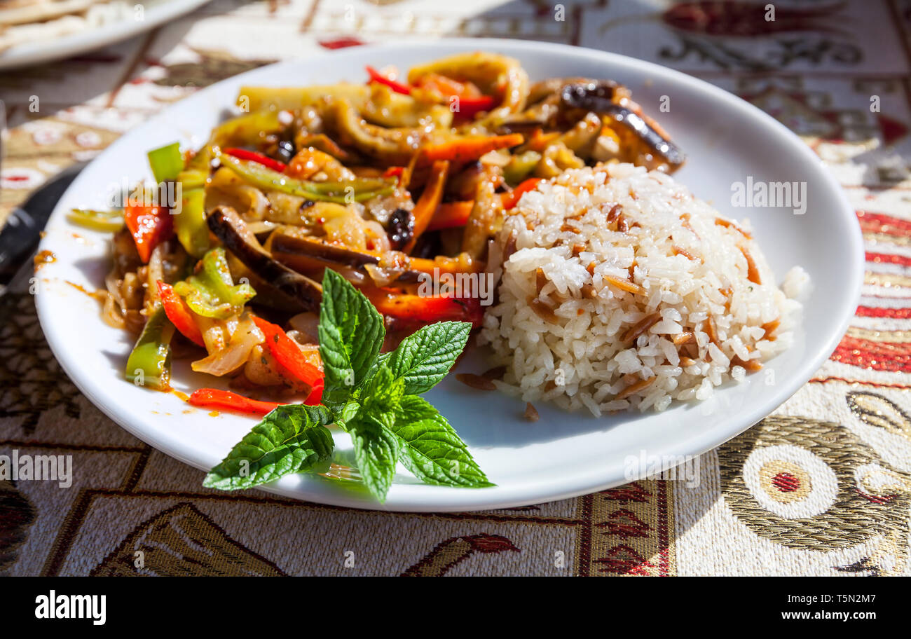 Gemüse und Reis im Restaurant von Göreme in Kappadokien, Türkei Stockfoto