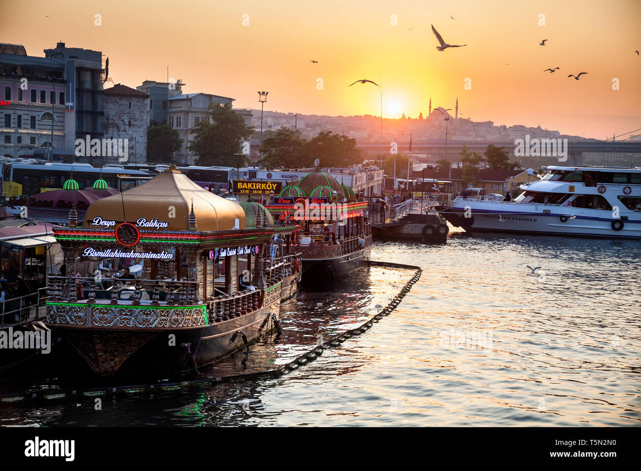 ISTANBUL, Türkei - 23. MAI 2016: Fischer boot Restaurant produzieren berühmten Fisch Sandwiches in der Nähe der Galata-Brücke, Istanbul, Türkei Stockfoto