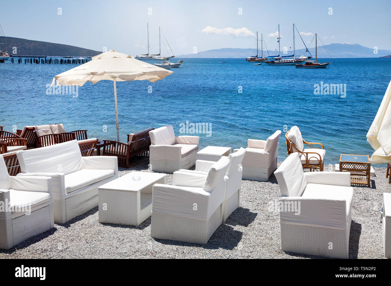 Weiß Sofa und Tisch am Strand am Meer Restaurant in Bodrum, Türkei Stockfoto