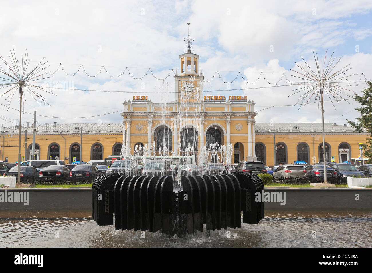 Jaroslawl, Russland - Juli 9, 2018: Brunnen in der Nähe vor dem Hintergrund der Gebäude des Bahnhofs Yaroslavl-Glavny Stockfoto