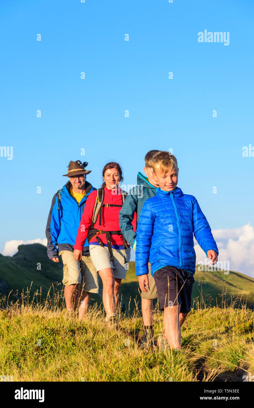 Aktive Familie wandern im Alpenraum in den österreichischen Alpen Stockfoto