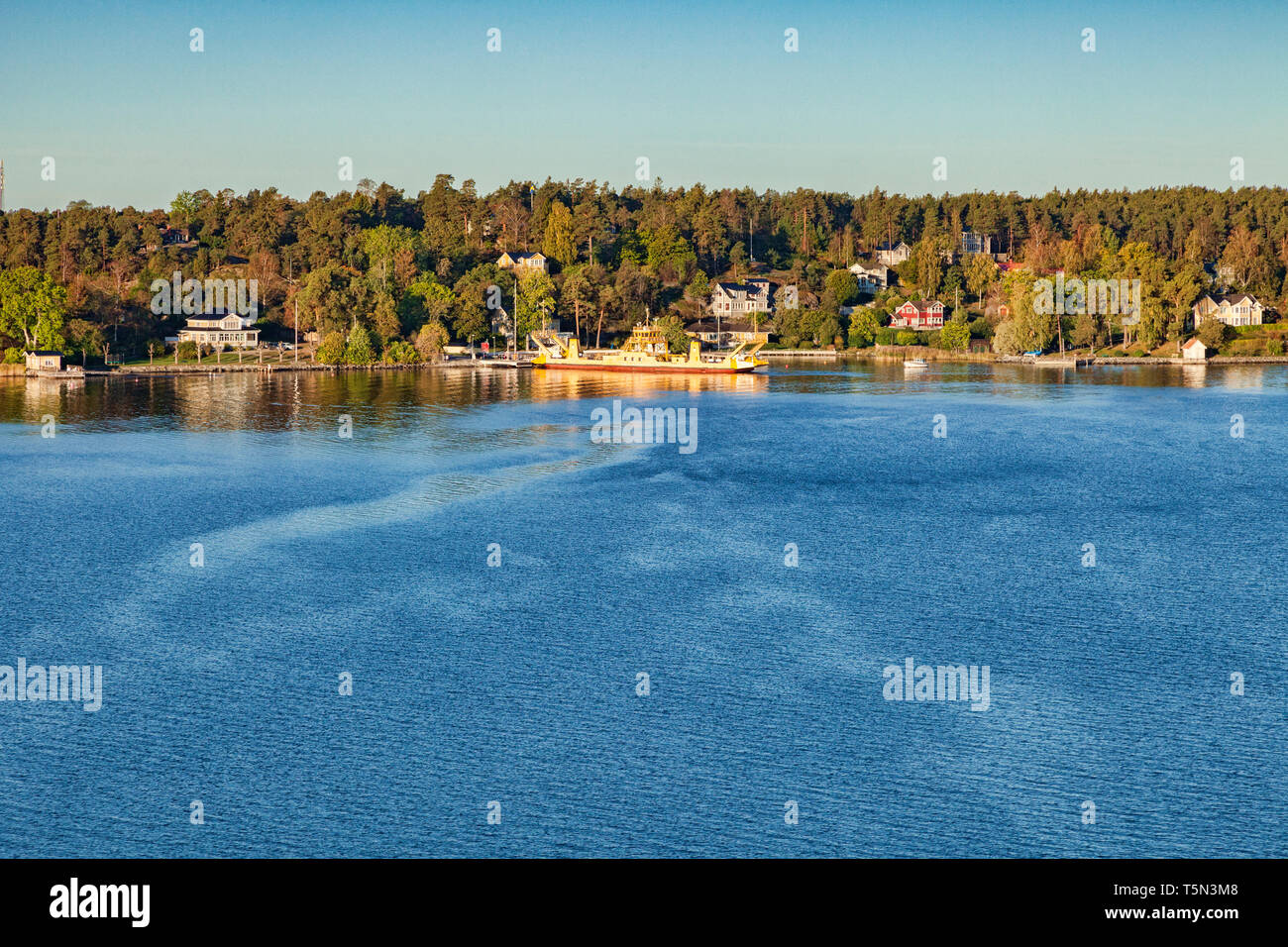 Blick auf einer Insel im Archipel von Stockholm, Schweden, von einem Kreuzfahrtschiff. Stockfoto