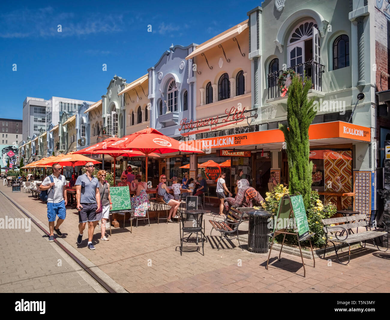 3. Januar 2019: Christchurch, Neuseeland - New Regent Street im Zentrum von Christchurch, mit Cafés und Spezialgeschäften und der Straßenbahn... Stockfoto