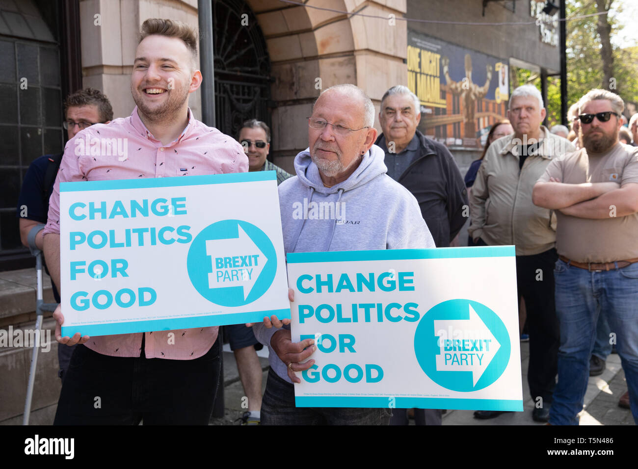 Brexit Partei Anhänger auf einer Kundgebung in der Albert Hall Conference Centre, Nottingham statt. Nigel Farage verbunden von Annunziata Rees-Mogg, Richard Tice. Stockfoto