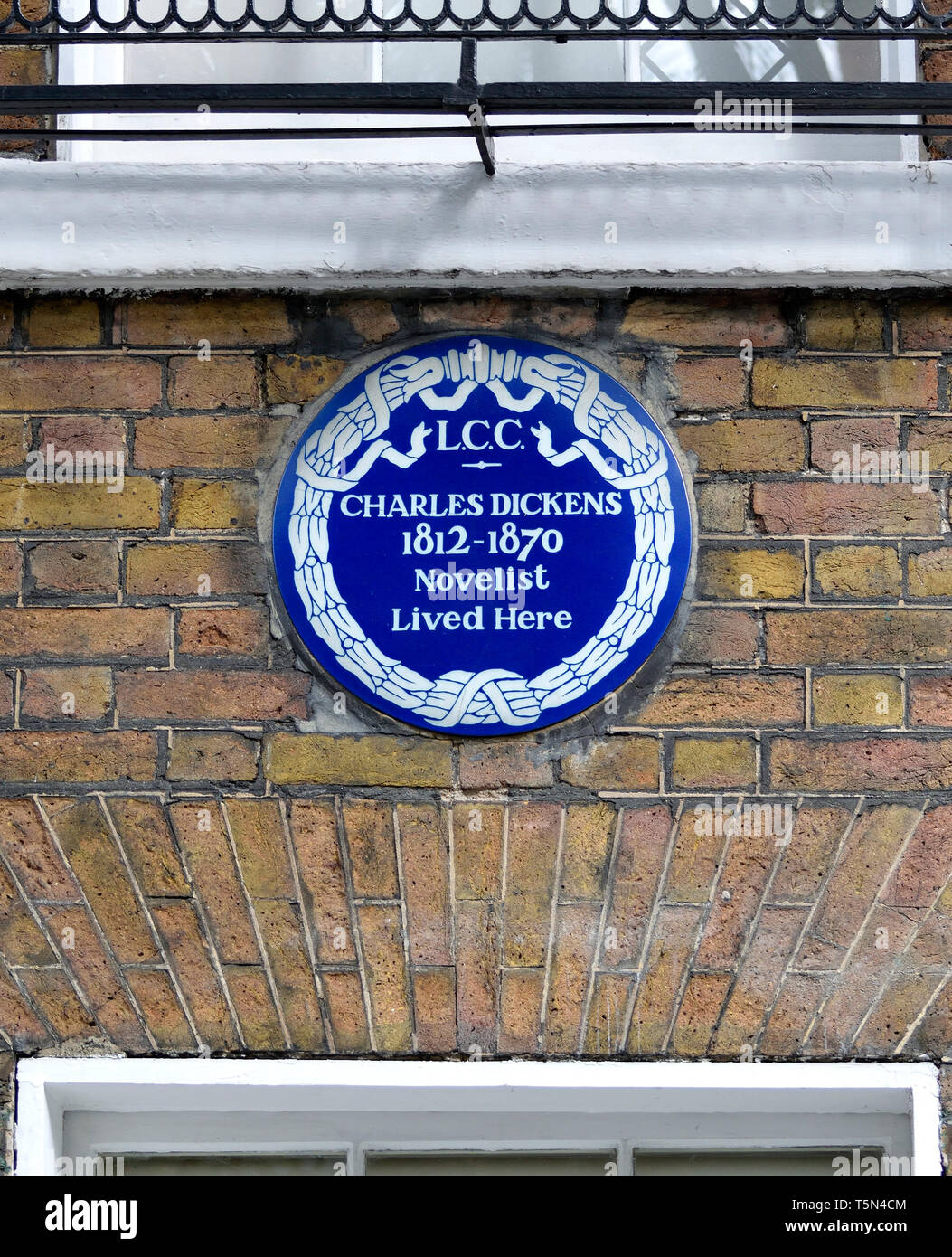 London, England, UK. Commemorative blaue Plakette: 1812-1870 Schriftsteller Charles Dickens lebte hier. 48 Doughty Street, Camden, WC1 Stockfoto