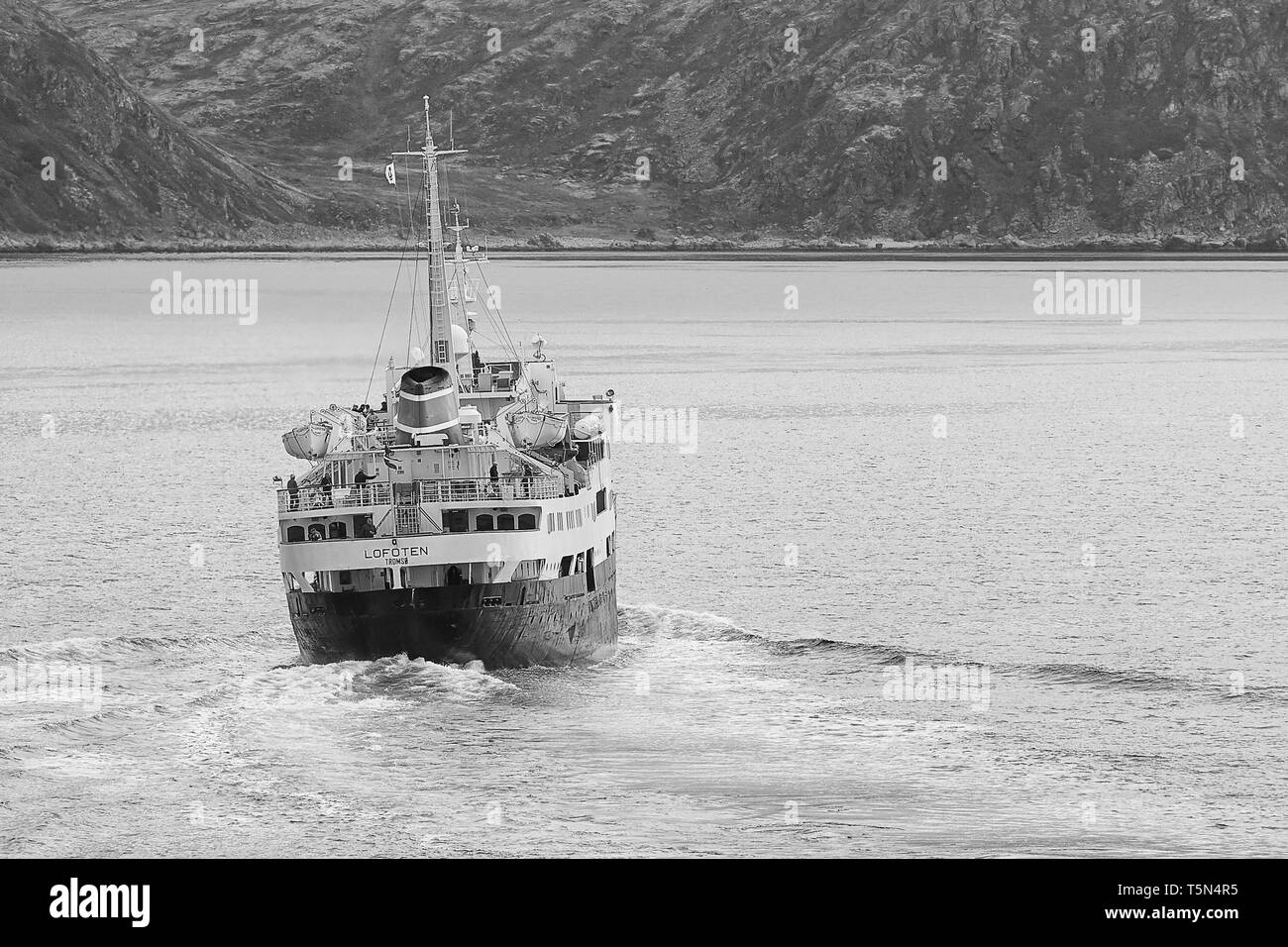 Schwarz-weiß-Foto des historischen Hurtigruten-Schiffs, MS Lofoten, Sailing Northbound, hoch über dem norwegischen Polarkreis, Norwegen. Stockfoto