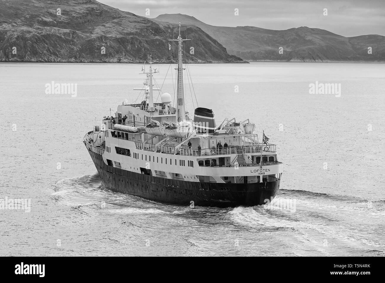 Schwarz-weiß-Foto des historischen Hurtigruten-Schiffs, MS Lofoten, Sailing Northbound, hoch über dem norwegischen Polarkreis, Norwegen. Stockfoto