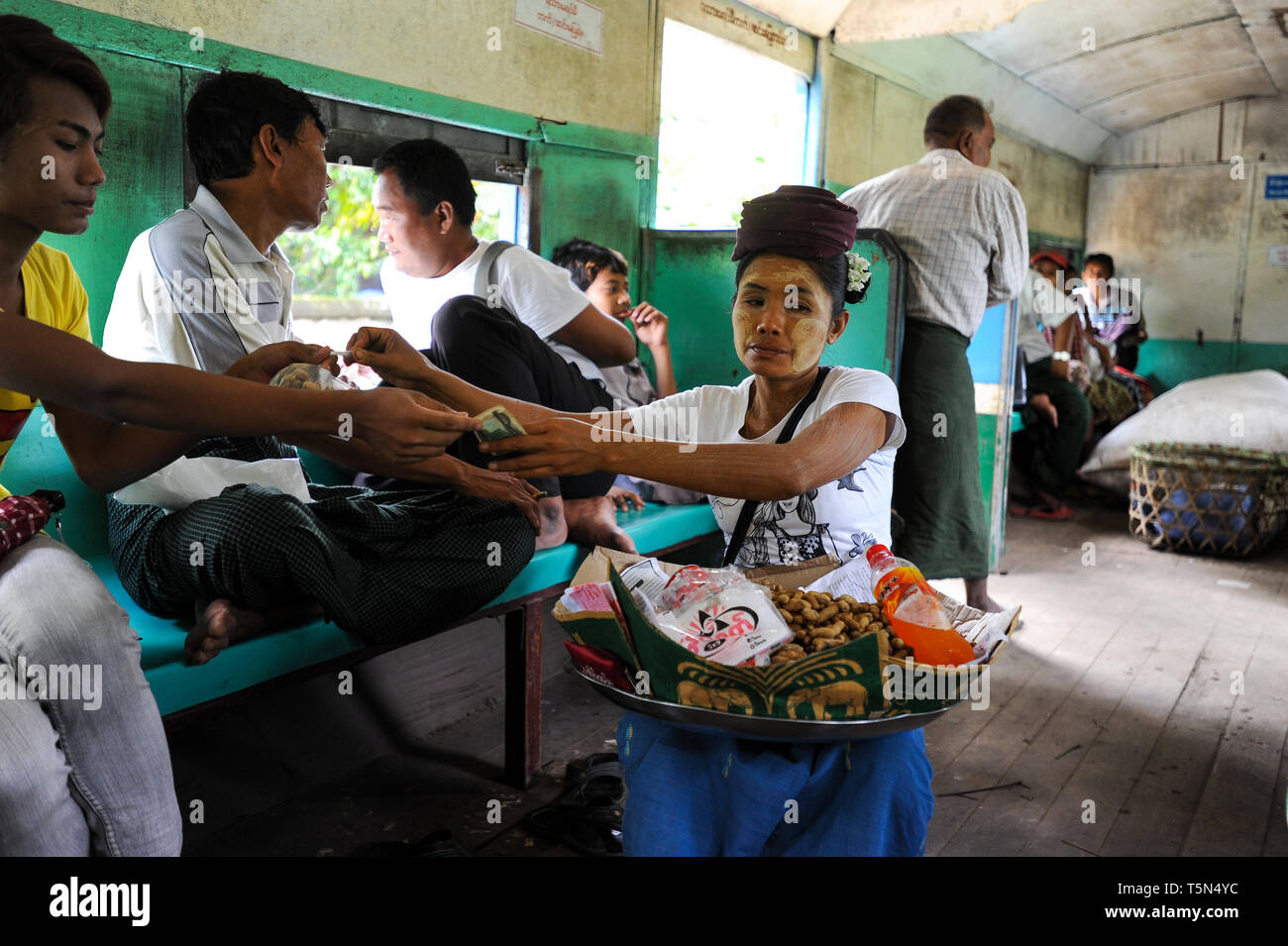 02.09.2013, Yangon, Republik der Union Myanmar, Asien - eine Frau verkauft Erdnüsse in einem Zugabteil auf der Circle Line. Stockfoto