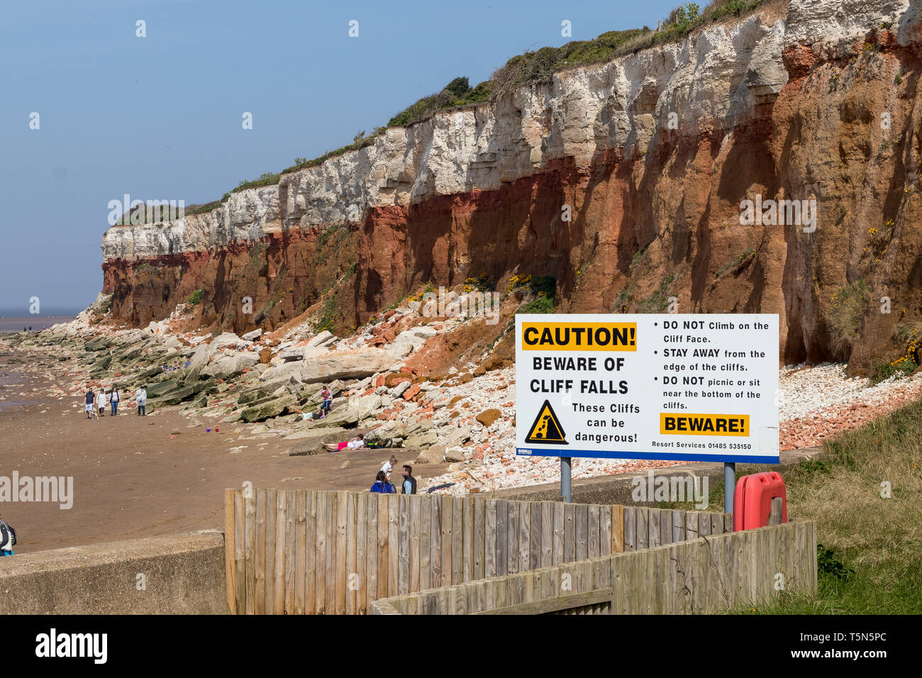 Warnhinweis für Cliff fällt in Hunstanton Klippen Norfolk UK Stockfoto