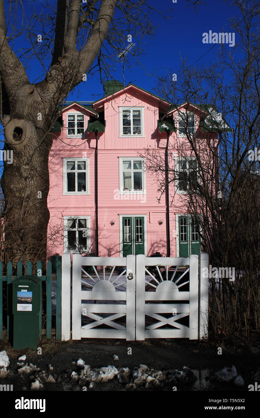 Schönes Haus in der Nähe von Stockholm, Schweden, Rosa mit einem klaren blauen Himmel leuchtend Stockfoto