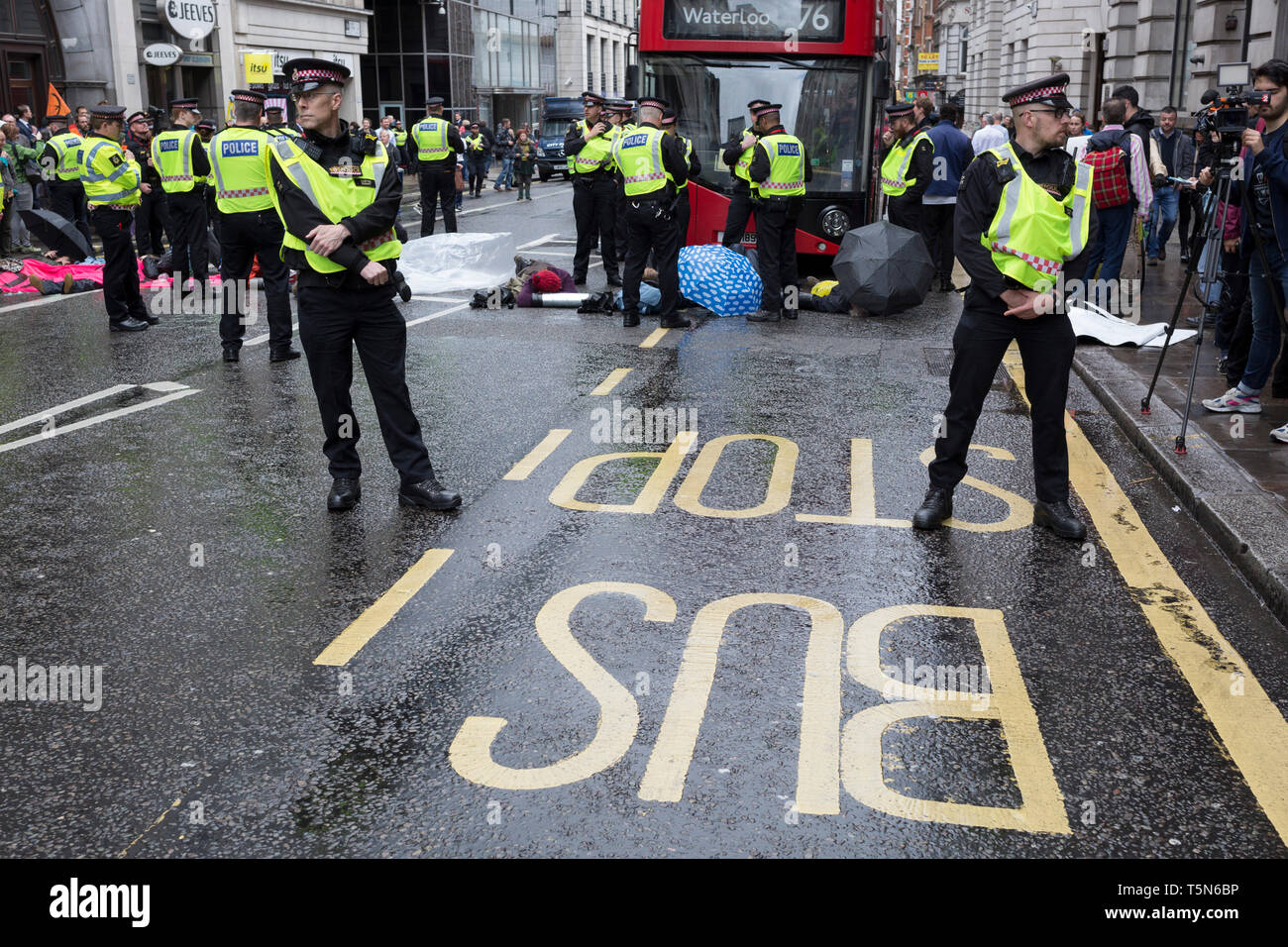 Die demonstranten sich Kette und Leim Körperteile auf die Straße Fleet Street für den Verkehr in der 11. und letzten Tag der Proteste, Road-Blockaden und Festnahmen in London durch die Klimawandel Kampagne Aussterben Rebellion, am 25. April 2019 in London, England zu blockieren. Stockfoto