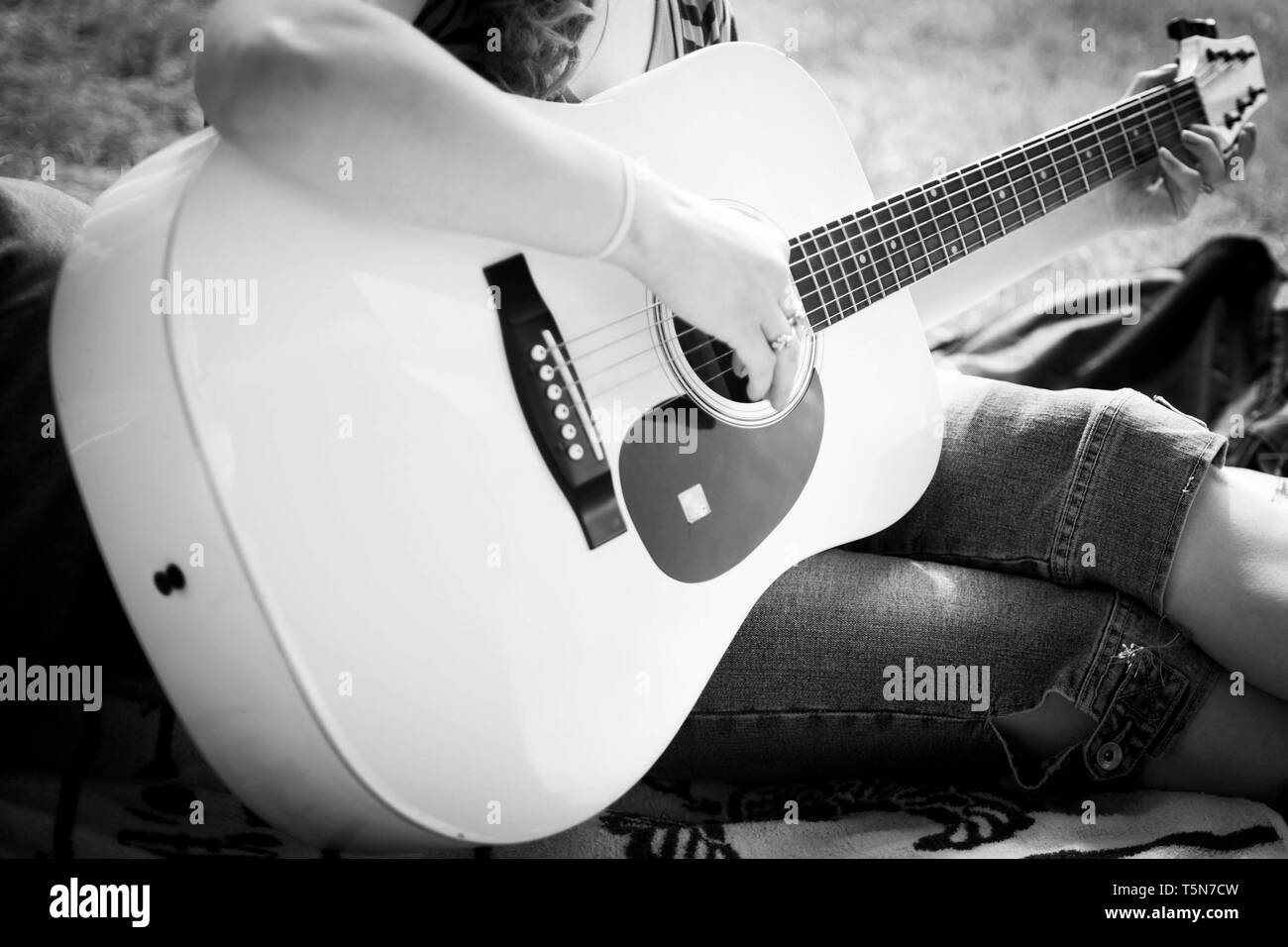Mädchen spielen auf der Gitarre. Schwarz und Weiß Foto Stockfoto