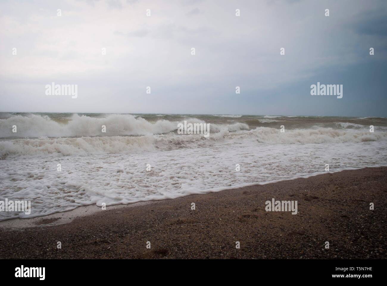 Sturm auf dem Meer. Gewitterwolken und Wellen auf den Strand Stockfoto