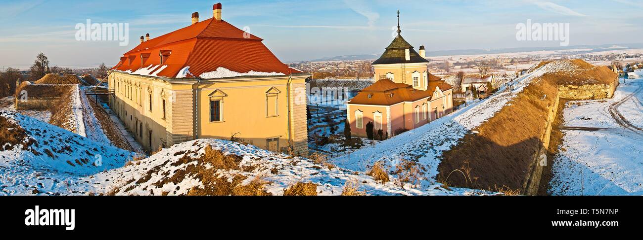 Zolochiv/Oblast Lwiw/Ukraine - Dezember 25, 2012: Panorama von Zolochiv Schloss, eine Residenz des Sobieski Adelsfamilie in Lviv Oblast, Ukrai Stockfoto