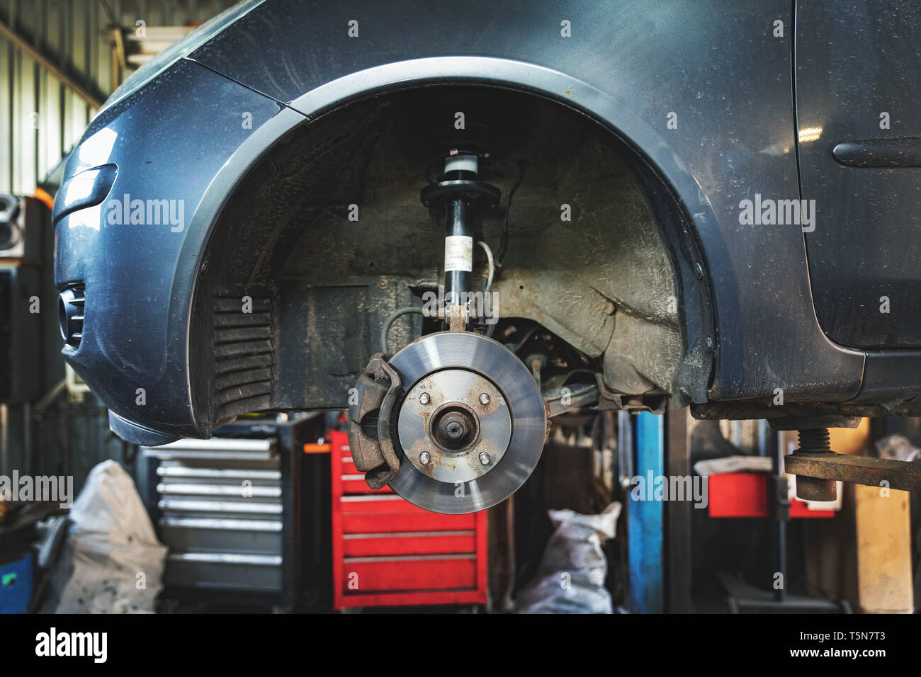 Auto Scheibenbremse und Stoßdämpfer Reparatur Stockfoto