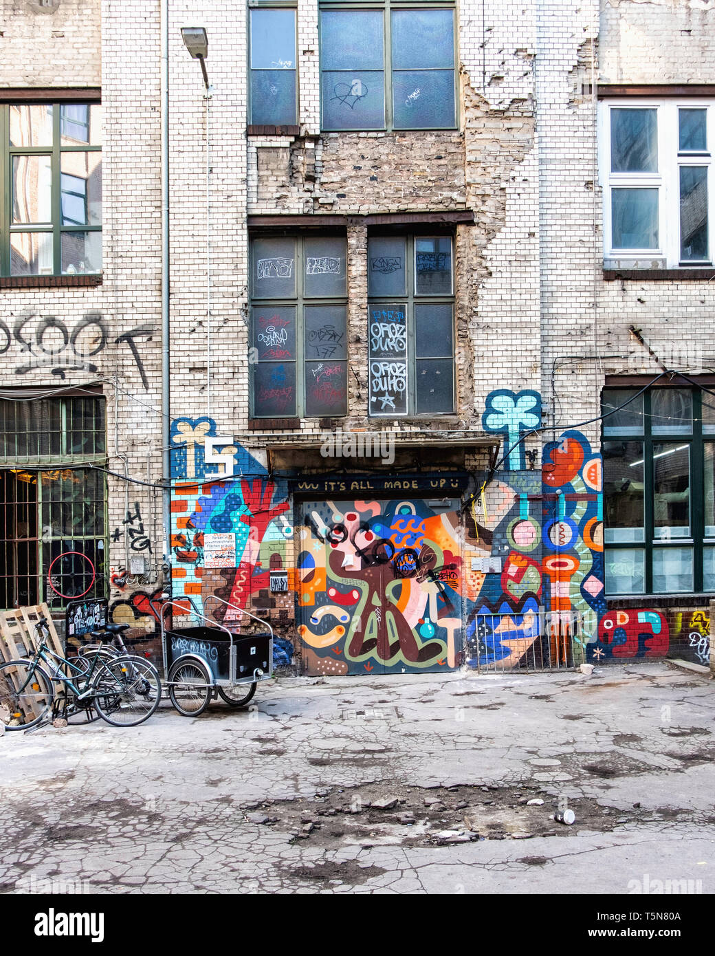 Hochzeit, Berlin. Innenhof des verfallenen Alten industriellen Gebäude neben der Panke River bei Gerichtstrasse 23. Wohn- & Geschäft nutzen. Stockfoto