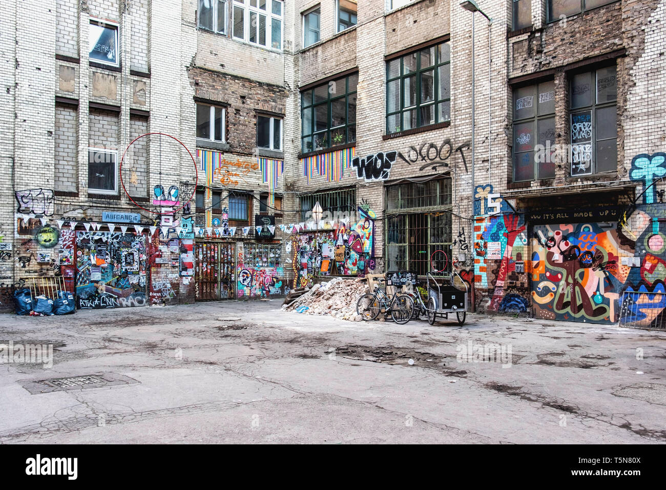 Hochzeit, Berlin. Innenhof des verfallenen Alten industriellen Gebäude neben der Panke River bei Gerichtstrasse 23. Wohn- & Geschäft nutzen. Stockfoto