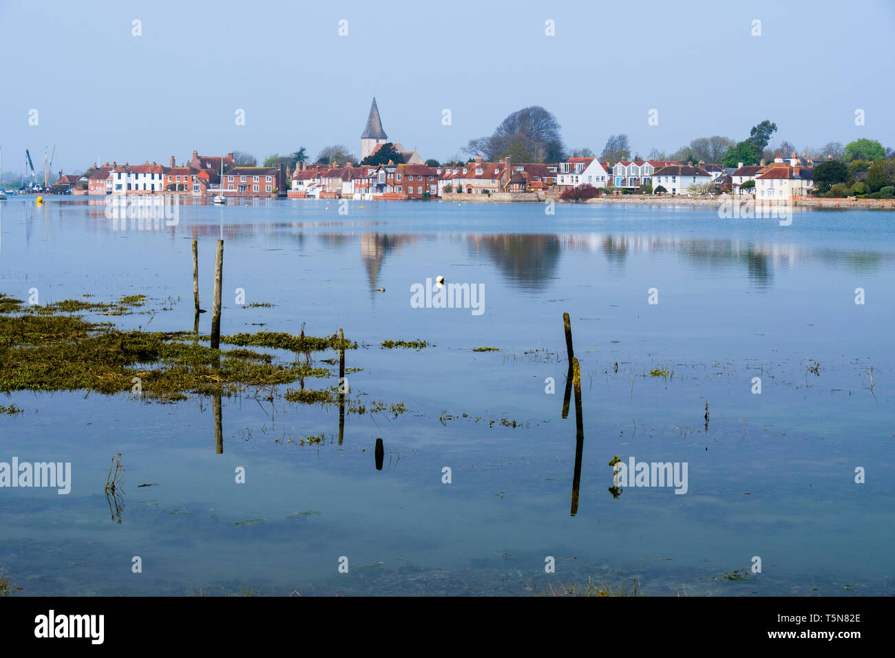 Blick auf die schönen alten Dorf über Bosham Creek bei Flut in Chichester Harbour. Bosham, West Sussex, England, Großbritannien, Großbritannien Stockfoto