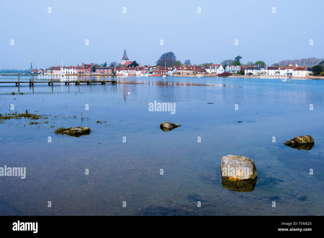 Blick auf die schönen alten Dorf über Bosham Creek bei Flut in Chichester Harbour. Bosham, West Sussex, England, Großbritannien, Großbritannien Stockfoto
