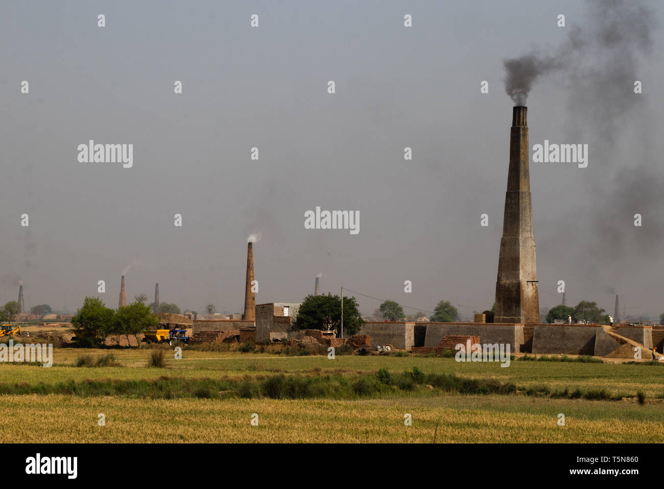 Schlamm Ziegeleien in Indien von Rauch oder Verschmutzung Stockfoto