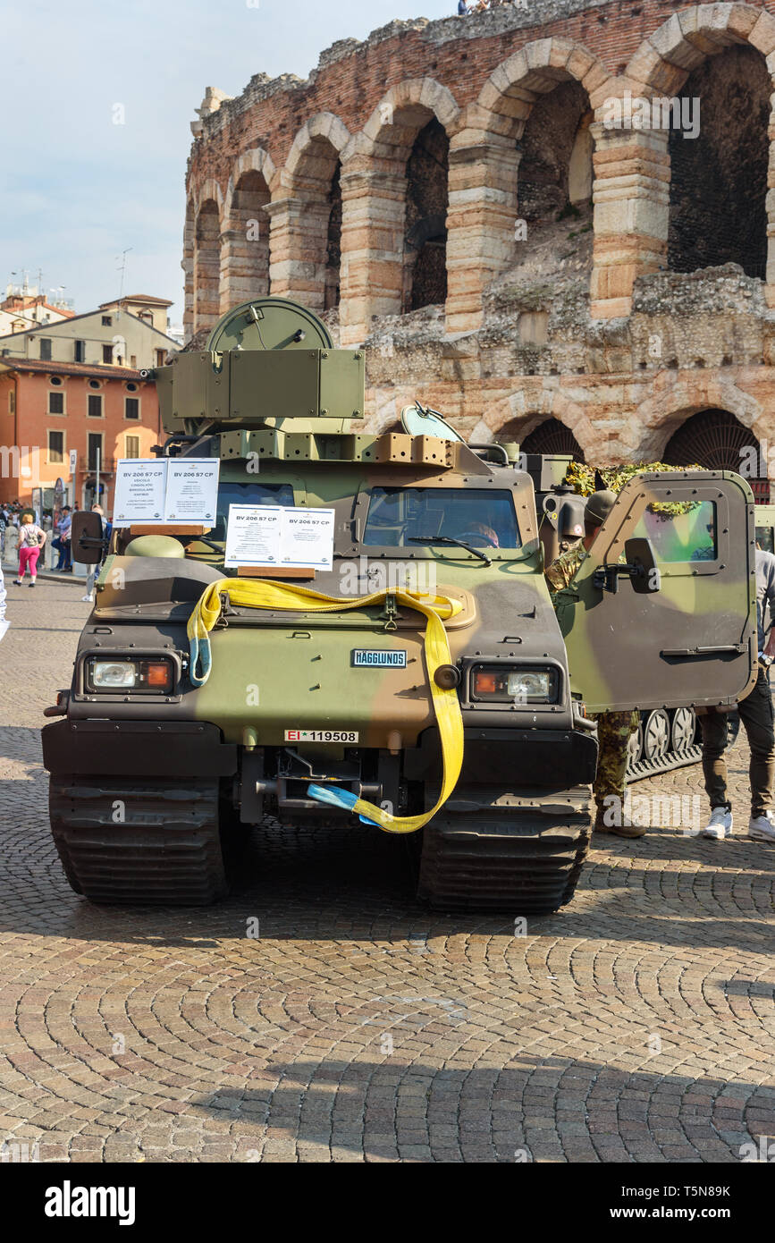 Verona, Italien - 20. Oktober 2018: Bandvagn 206 verfolgt artikuliert wird, All-terrain der Träger von Hagglunds in offene militärische Ausstellung entwickelten auf Piazz Stockfoto