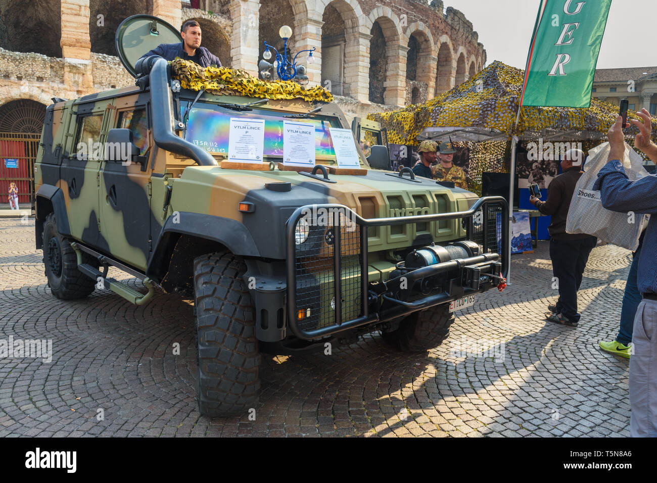 Verona, Italien - 20. Oktober 2018: Iveco LMV Light Multirole Vehicle ist ein 4 WD taktische Fahrzeug von Iveco auf offene militärische Ausstellung entwickelten auf der Piazza Stockfoto