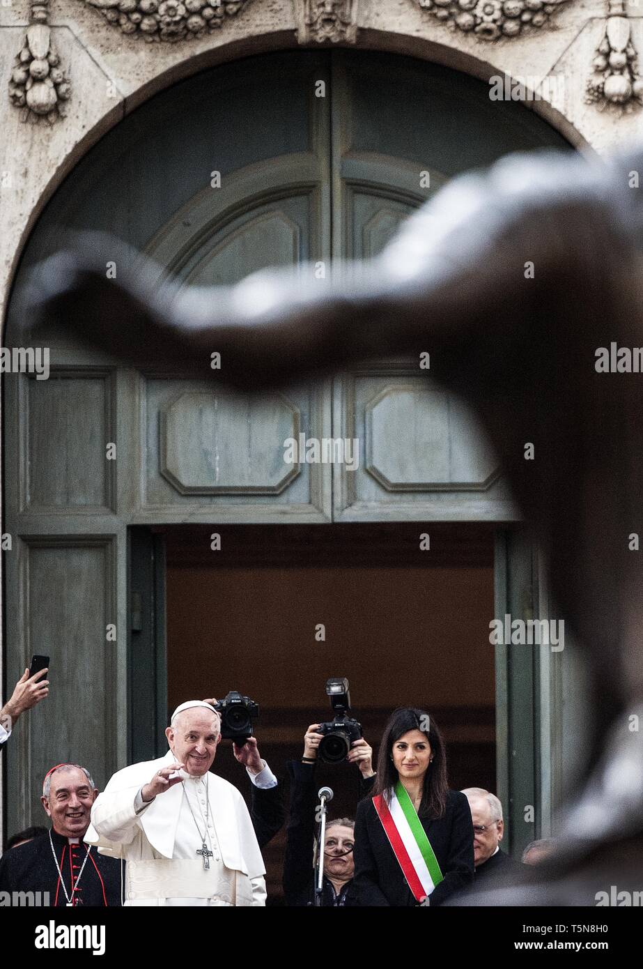 Papst Franziskus Flankiert Von Brgermeister Virginia Raggi Bei Einem