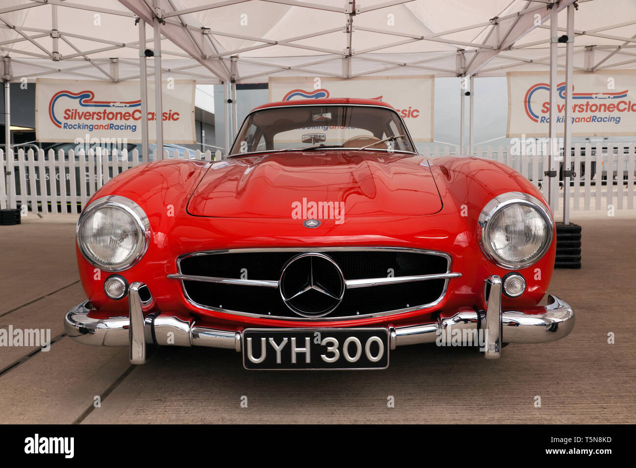 Vorderansicht eines schönen roten 1954 Mercedes-Benz 300 SL Flügeltürer, die für den Verkauf in den 2029 Silverstone Classic Car Auktion werden Stockfoto