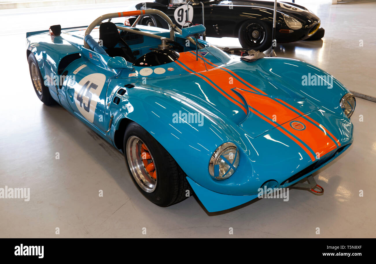 Graeme Dodd und James Dodd's Ginetta G16, in der Internationalen Pit Garage, während der 2019 Silverstone Classic Media Day Stockfoto