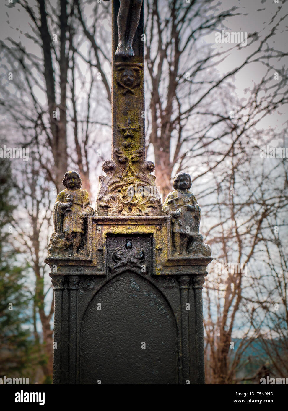 Details von Messing kreuz Kreuze in alten vergessenen Friedhof von beniowa Dorf in Bieszczady, Polen, in der Nähe der Grenze mit der Ukraine. Stockfoto