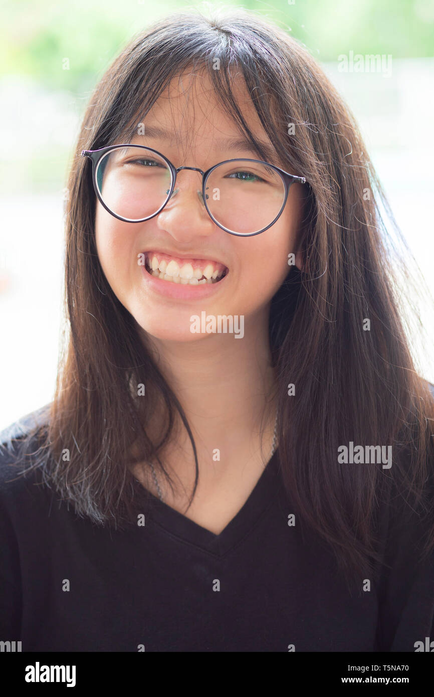 Headshot der asiatischen Teenager toothy Lächeln mit Glück emotion Stockfoto