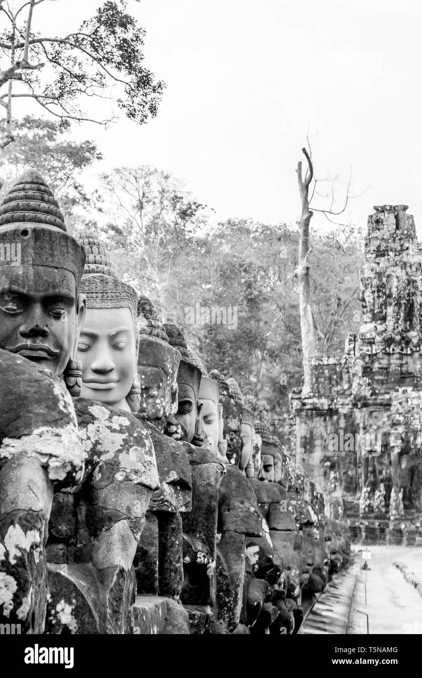 Nahaufnahme der Gesichter der Engel auf der Brücke zum Südtor von Angkor Thom, Kambodscha. Stockfoto