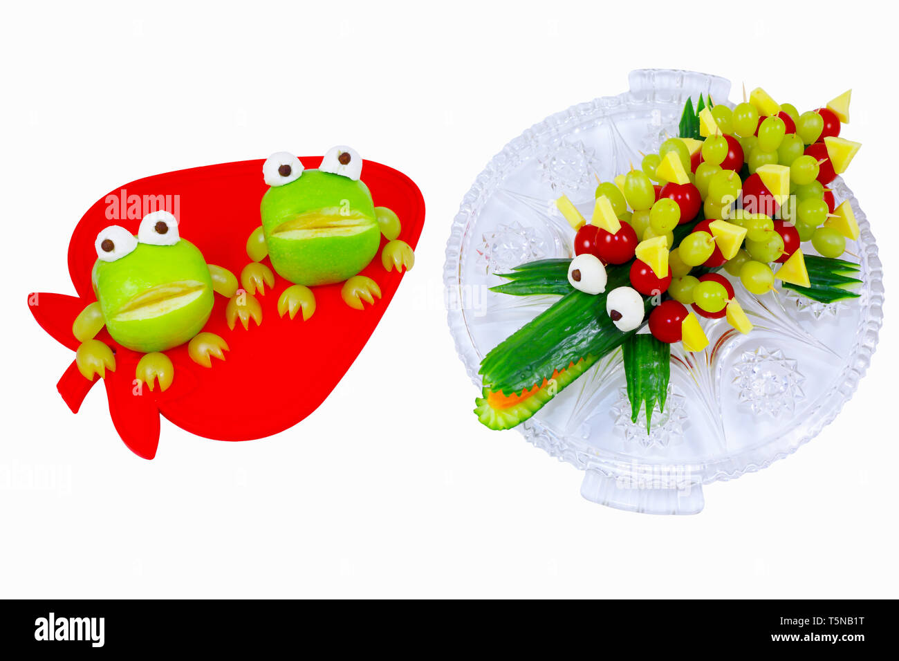 Apple Frosch und Gurke crokodile. Essen carving, Frosch und das Krokodil aus Obst und Gemüse geschnitzt Stockfoto
