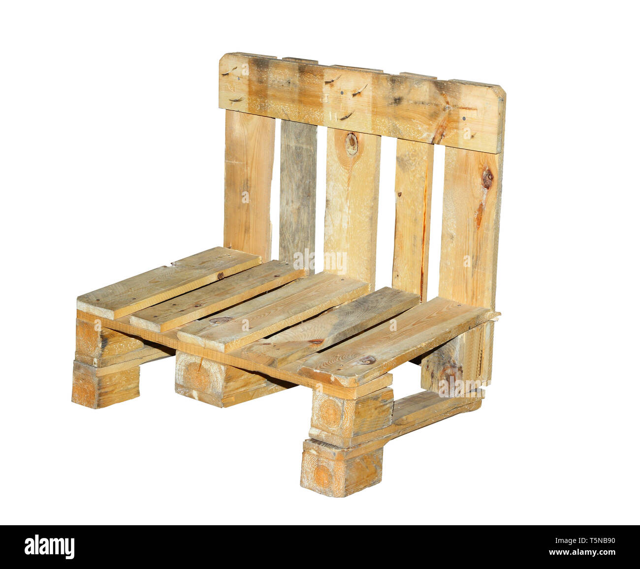 Stuhl aus Paletten gebaut - auf weißem Hintergrund Stockfoto