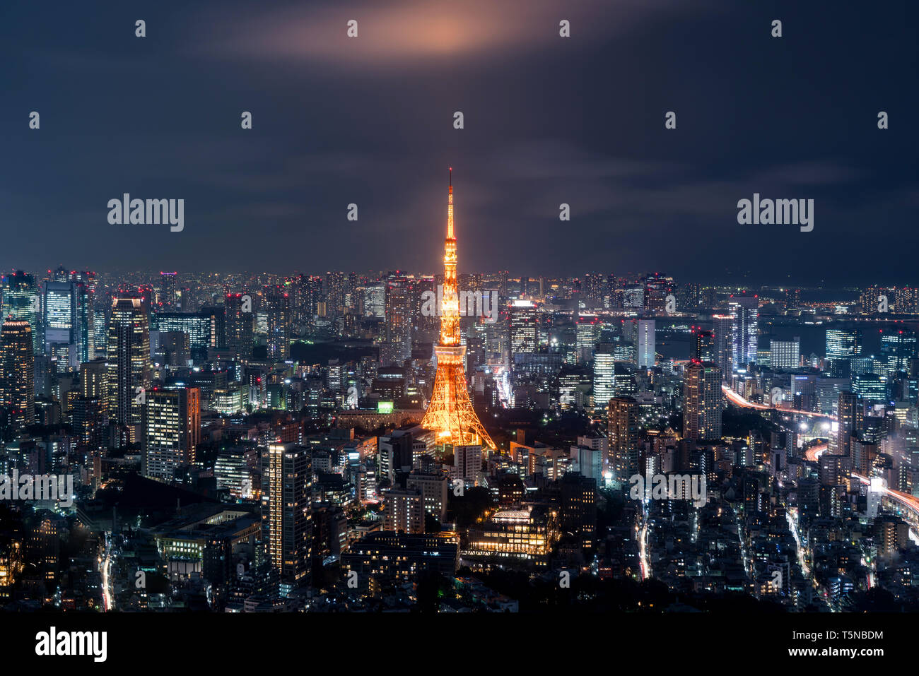Tokio bei Nacht Blick auf Tokyo Tower, Skyline von Tokyo, Tokyo-Japan Stockfoto