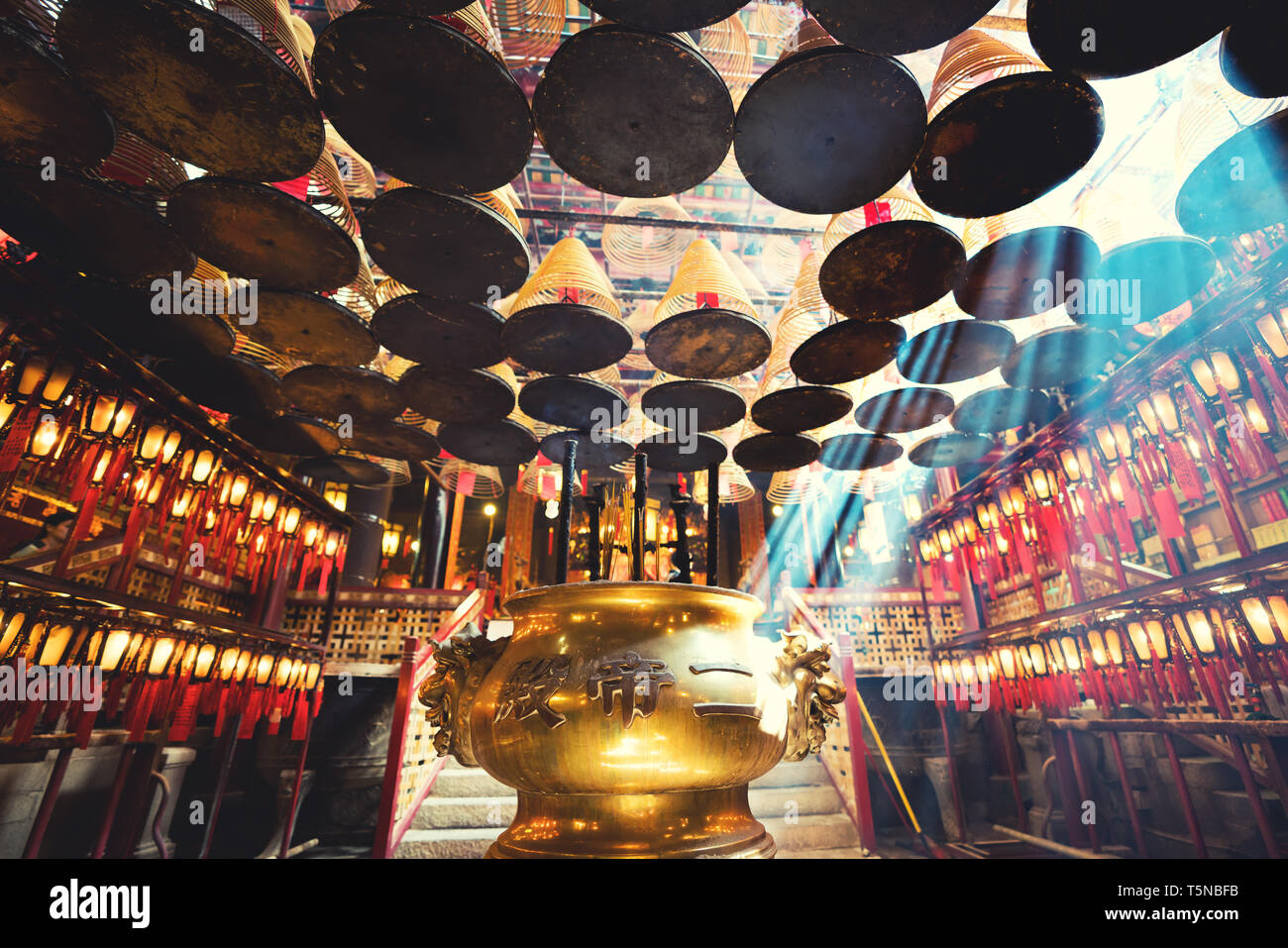 Das Innere der Man Mo Tempel, Hongkong, mit Weihrauch Angebote und Spulen von der Decke abgehängt. Es ist eine der berühmtesten Tempel in Hong Kong Stockfoto