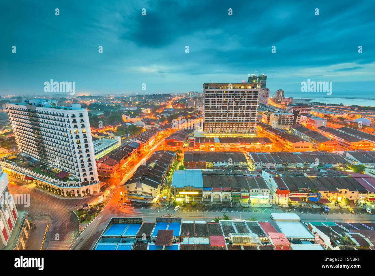 Melaka, Malaysia City Skyline von oben in der Abenddämmerung. Stockfoto
