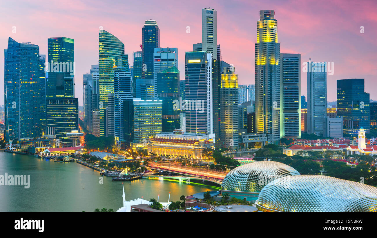 Singapur Skyline von oben in der Dämmerung. Stockfoto