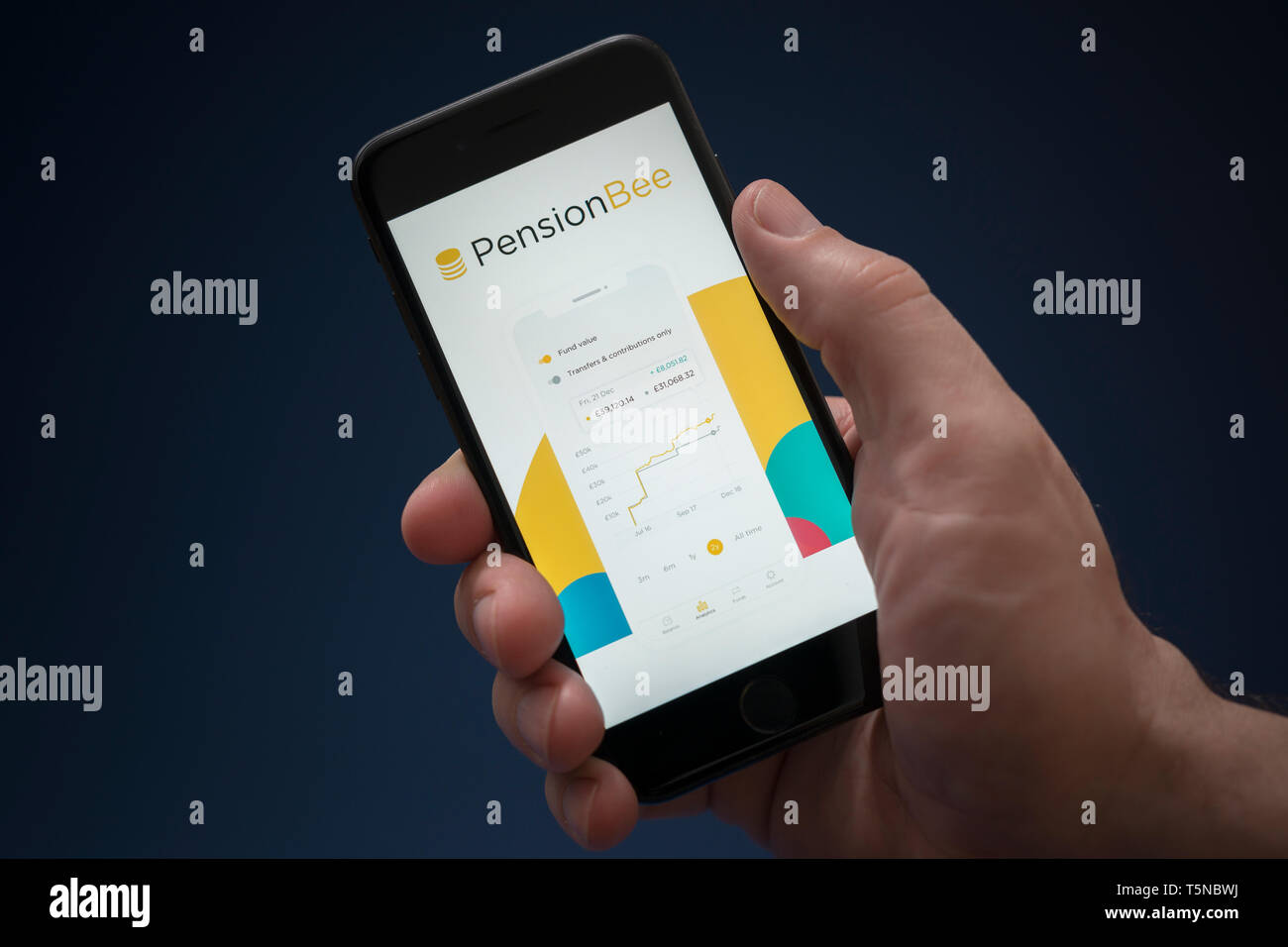 Ein Mann schaut auf seinem iPhone die zeigt die Pension Biene Logo (nur redaktionelle Nutzung). Stockfoto Ein Mann schaut auf seinem iPhone die zeigt die Pension Biene Logo (nur redaktionelle Nutzung). Stockfoto