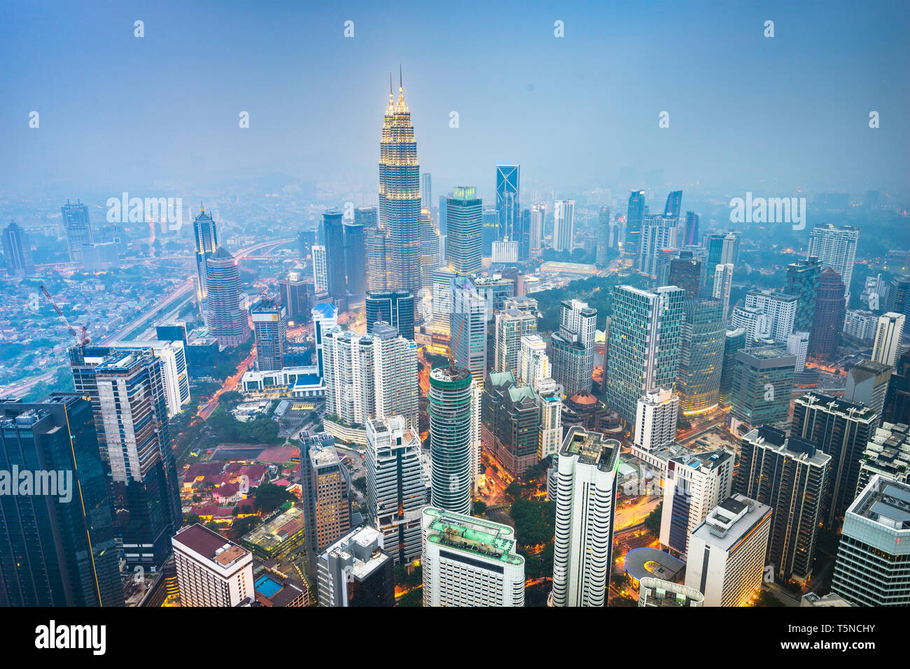Kuala Lumpur, Malaysia Skyline der Stadt mit dickem Dunst. Stockfoto